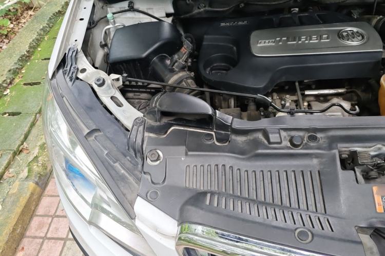 Used Buick Encore 2015 1.4T Automatic Two-Wheel Drive Urban Elite Version Engine Bay Right