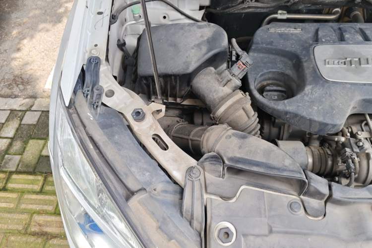 Used Buick Encore 2015 1.4T Automatic Two-Wheel Drive Urban Elite Version Engine Bay Right