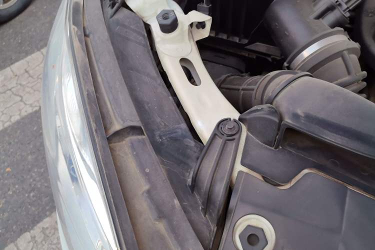 Used Buick Encore 2015 1.4T Automatic Two-Wheel Drive Urban Elite Version Engine Bay Right