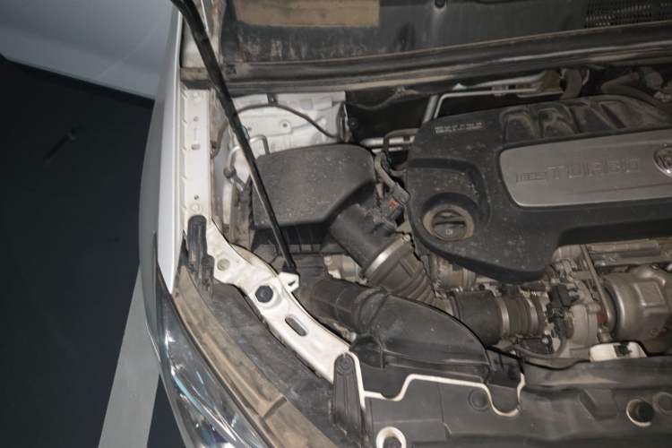 Used Buick Encore 2015 1.4T Automatic Two-Wheel Drive Urban Elite Version Engine Bay Right