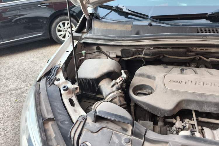 Used Buick Encore 2015 1.4T Automatic Two-Wheel Drive Urban Elite Version Engine Bay Right