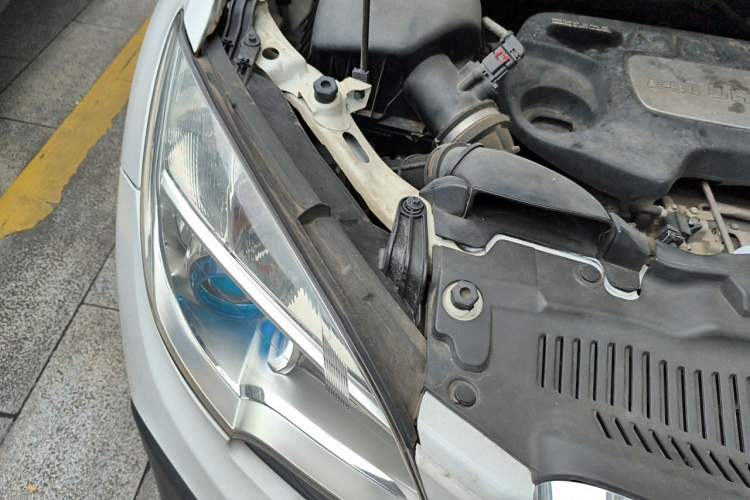 Used Buick Encore 2015 1.4T Automatic Two-Wheel Drive Urban Elite Version Engine Bay Right