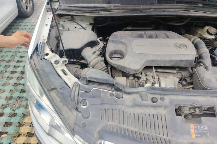 Used Buick Encore 2015 1.4T Automatic Two-Wheel Drive Urban Elite Version Engine Bay Right