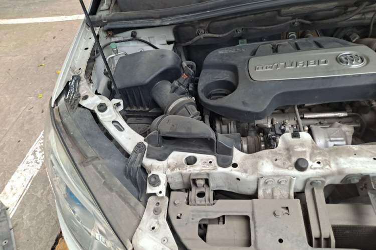 Used Buick Encore 2015 1.4T Automatic Two-Wheel Drive Urban Elite Version Engine Bay Right