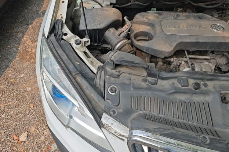 Used Buick Encore 2015 1.4T Automatic Two-Wheel Drive Urban Elite Version Engine Bay Right