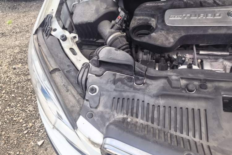 Used Buick Encore 2015 1.4T Automatic Two-Wheel Drive Urban Elite Version Engine Bay Right
