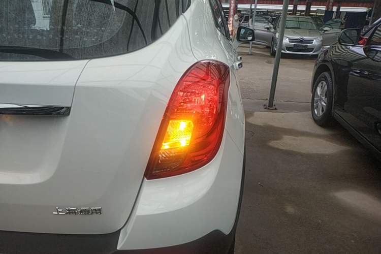 Used Buick Encore 2015 1.4T Automatic Two-Wheel Drive Urban Leading Model Exterior 3