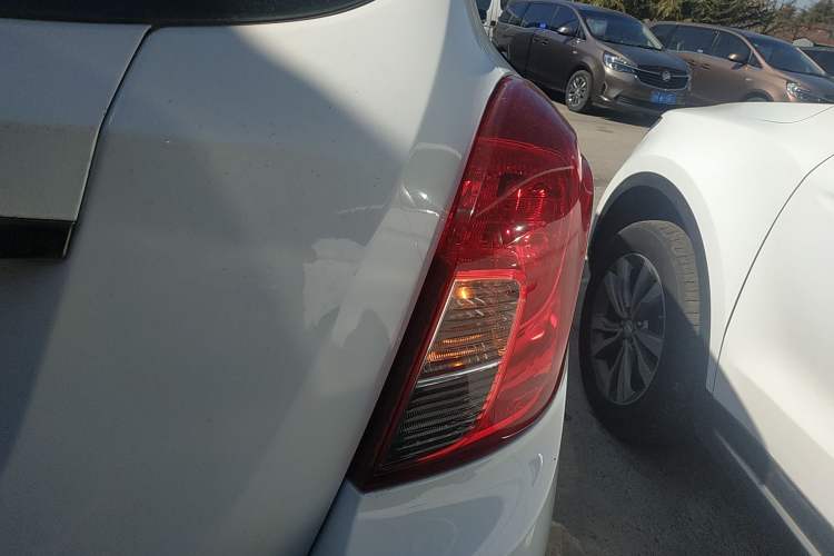 Used Buick Encore 2015 1.4T Automatic Two-Wheel Drive Urban Leading Model Exterior 3