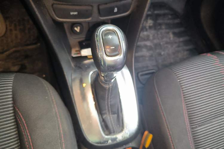 Used Buick Encore 2015 1.4T Automatic Two-Wheel Drive Urban Elite Version Gear Lever