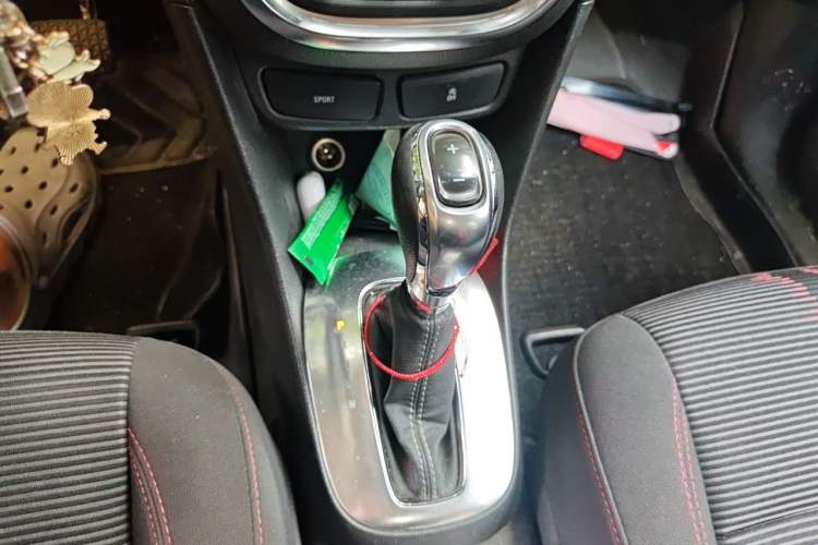 Used Buick Encore 2015 1.4T Automatic Two-Wheel Drive Urban Elite Version Gear Lever