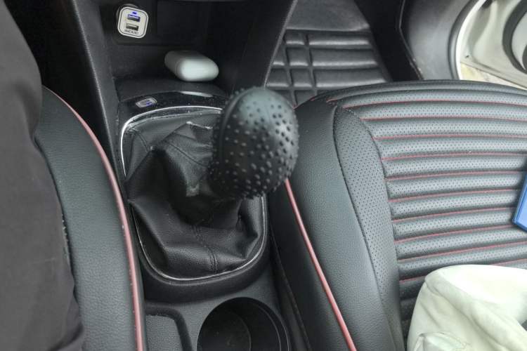 Used Buick Encore 2015 1.4T Manual Two-Wheel Drive Urban Advanced Model Gear Lever