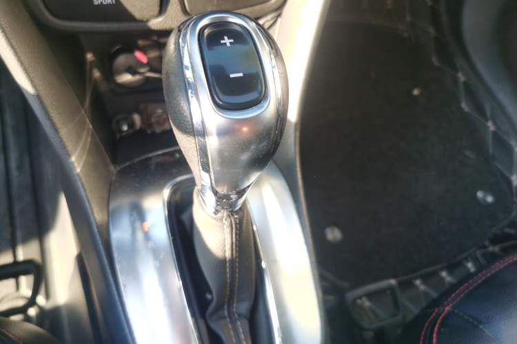 Used Buick Encore 2015 1.4T Automatic Two-Wheel Drive Urban Elite Version Gear Lever