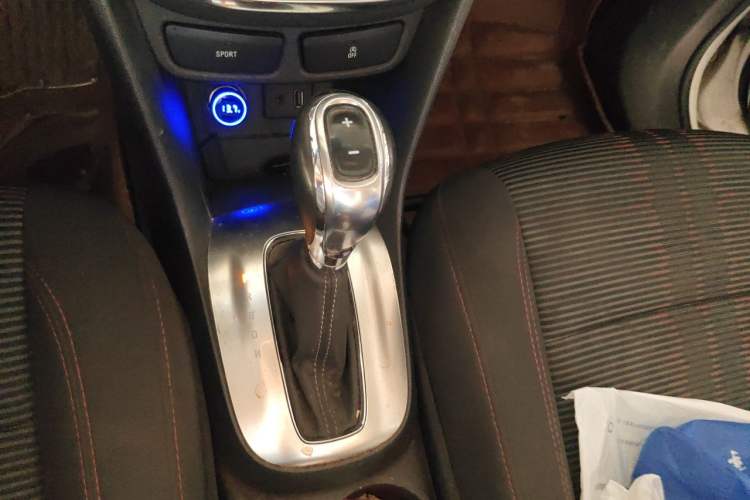 Used Buick Encore 2015 1.4T Automatic Two-Wheel Drive Urban Elite Version Gear Lever