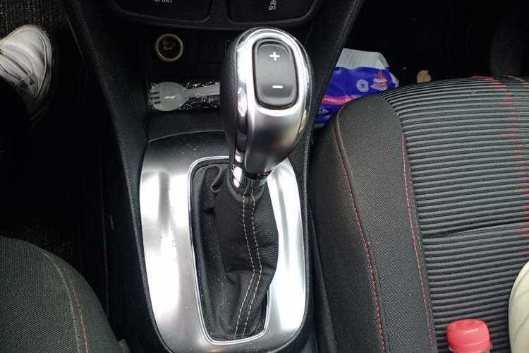 Used Buick Encore 2015 1.4T Automatic Two-Wheel Drive Urban Elite Version Gear Lever