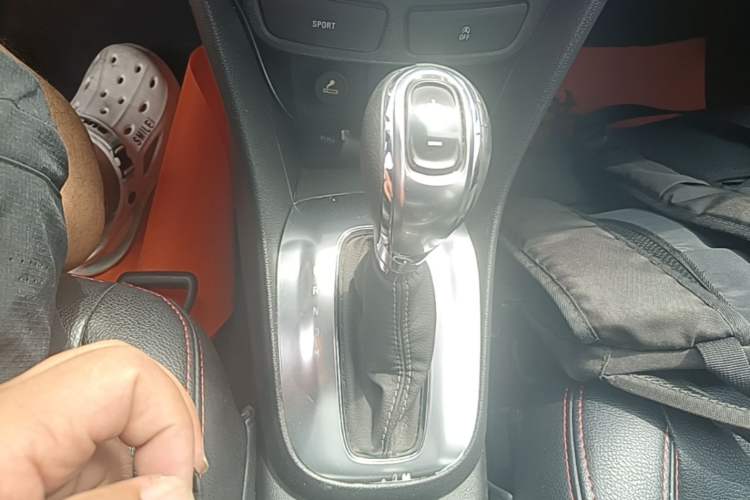 Used Buick Encore 2015 1.4T Automatic Two-Wheel Drive Urban Elite Version Gear Lever