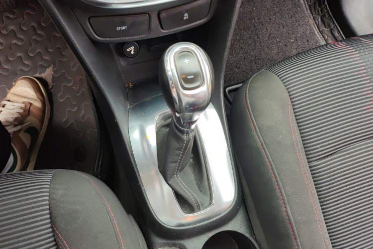 Used Buick Encore 2015 1.4T Automatic Two-Wheel Drive Urban Elite Version Gear Lever