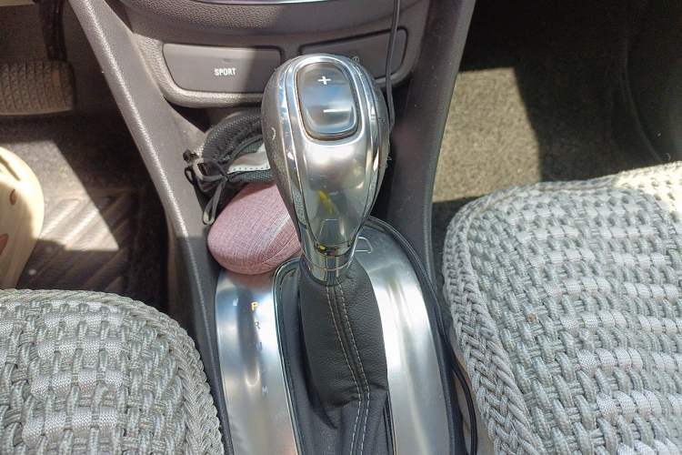 Used Buick Encore 2015 1.4T Automatic Two-Wheel Drive Urban Elite Version Gear Lever