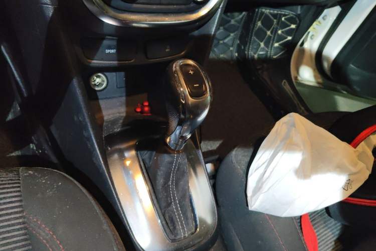 Used Buick Encore 2015 1.4T Automatic Two-Wheel Drive Urban Elite Version Gear Lever