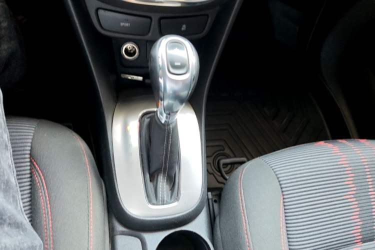Used Buick Encore 2015 1.4T Automatic Two-Wheel Drive Urban Elite Version Gear Lever