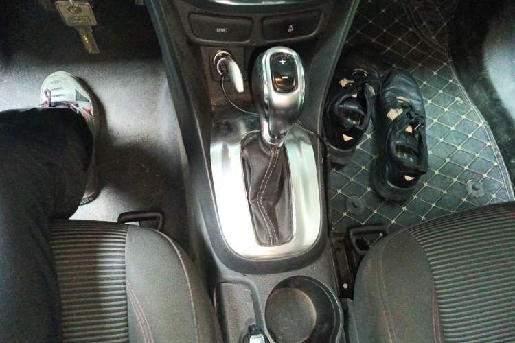 Used Buick Encore 2015 1.4T Automatic Two-Wheel Drive Urban Elite Version Gear Lever