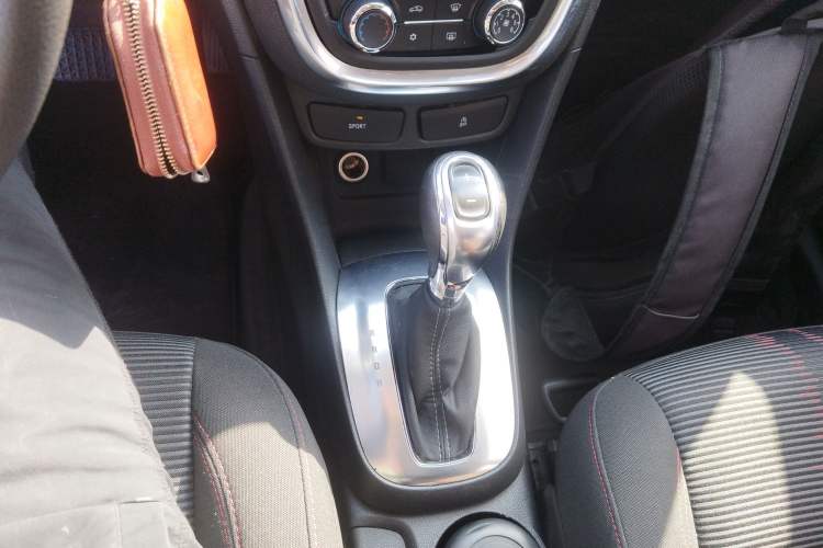 Used Buick Encore 2015 1.4T Automatic Two-Wheel Drive Urban Elite Version Gear Lever