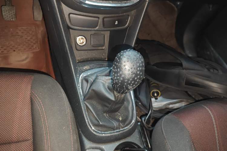 Used Buick Encore 2015 1.4T Manual Two-Wheel Drive Urban Advanced Model Gear Lever