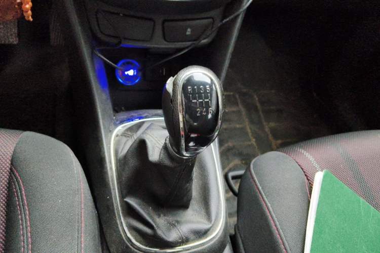 Used Buick Encore 2015 1.4T Manual Two-Wheel Drive Urban Advanced Model Gear Lever