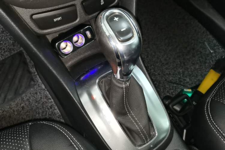 Used Buick Encore 2015 1.4T Automatic Two-Wheel Drive Urban Elite Version Gear Lever
