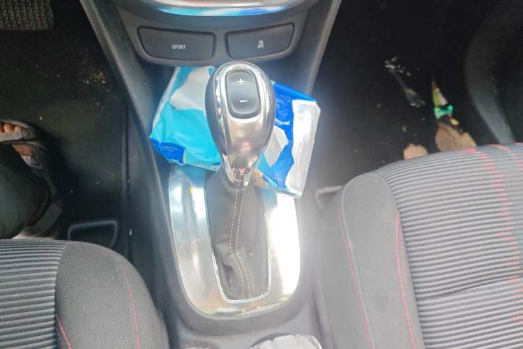 Used Buick Encore 2015 1.4T Automatic Two-Wheel Drive Urban Elite Version Gear Lever