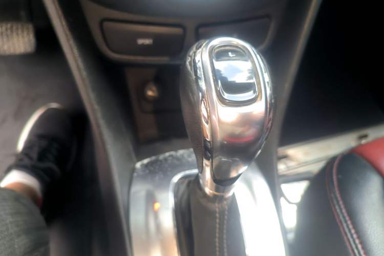 Used Buick Encore 2015 1.4T Automatic Two-Wheel Drive Urban Elite Version Gear Lever