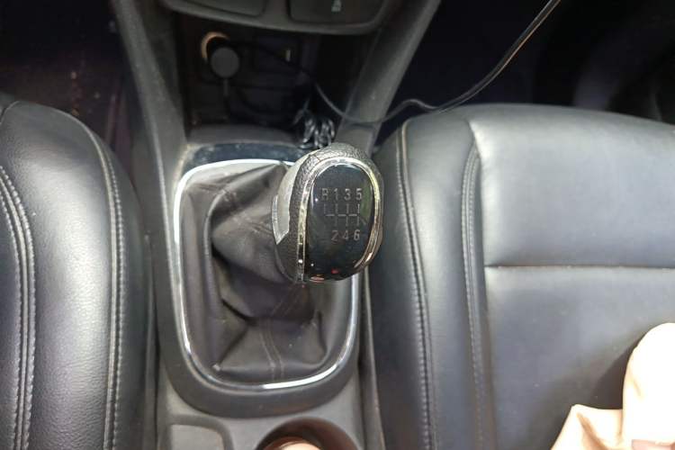 Used Buick Encore 2015 1.4T Manual Two-Wheel Drive Urban Advanced Model Gear Lever