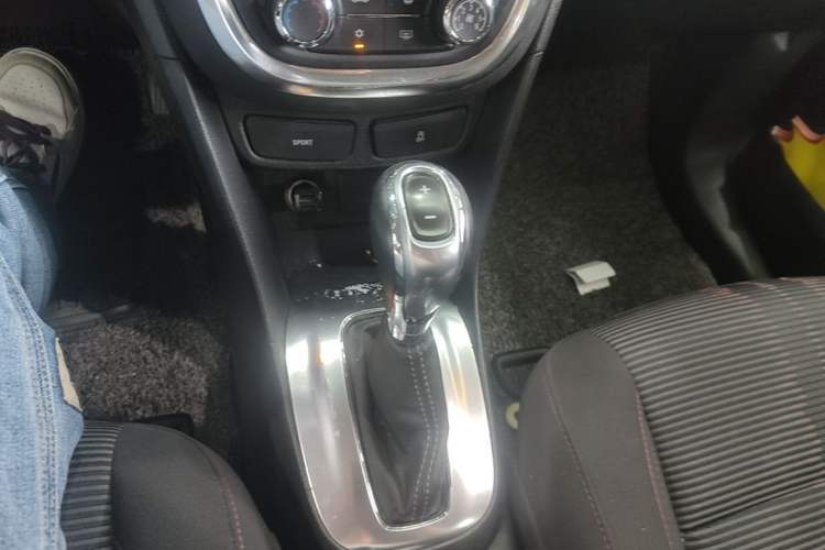Used Buick Encore 2015 1.4T Automatic Two-Wheel Drive Urban Elite Version Gear Lever