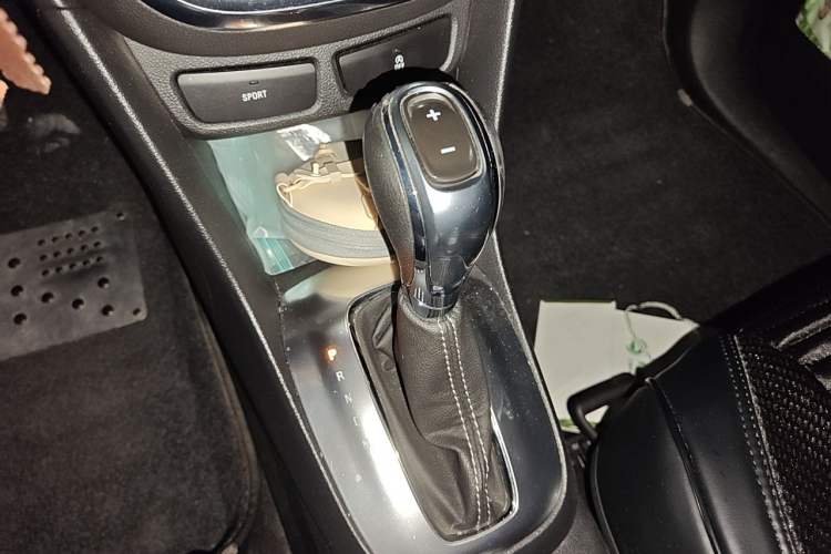 Used Buick Encore 2015 1.4T Automatic Two-Wheel Drive Urban Elite Version Gear Lever