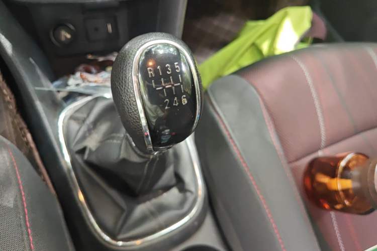 Used Buick Encore 2015 1.4T Manual Two-Wheel Drive Urban Advanced Model Gear Lever