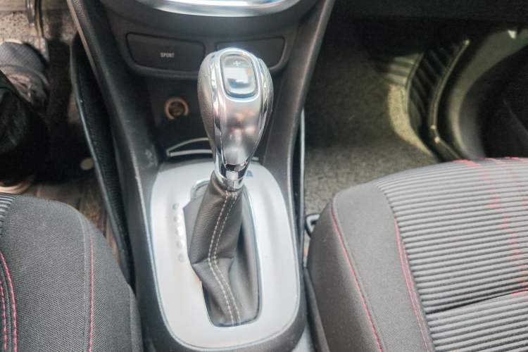 Used Buick Encore 2015 1.4T Automatic Two-Wheel Drive Urban Elite Version Gear Lever