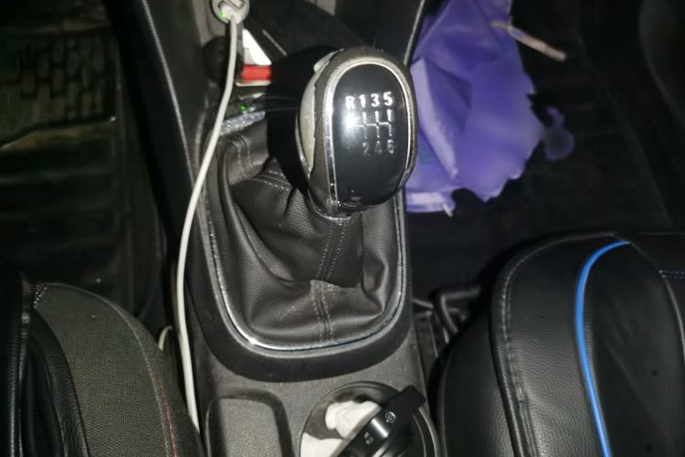 Used Buick Encore 2015 1.4T Manual Two-Wheel Drive Urban Advanced Model Gear Lever