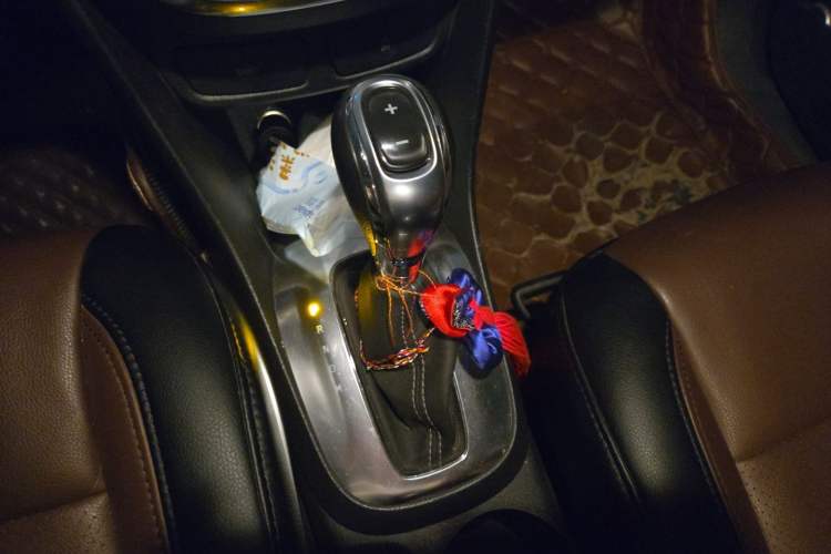 Used Buick Encore 2015 1.4T Automatic Two-Wheel Drive Urban Elite Version Gear Lever