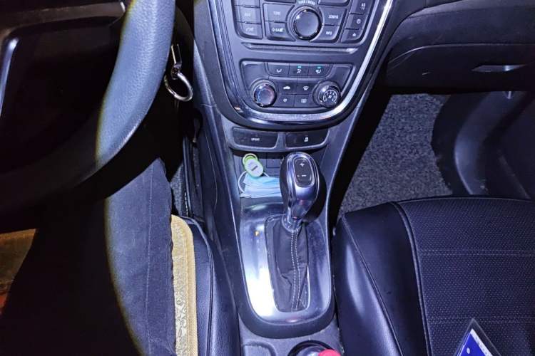 Used Buick Encore 2015 1.4T Automatic Two-Wheel Drive Urban Elite Version Gear Lever