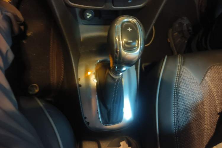 Used Buick Encore 2015 1.4T Automatic Two-Wheel Drive Urban Elite Version Gear Lever