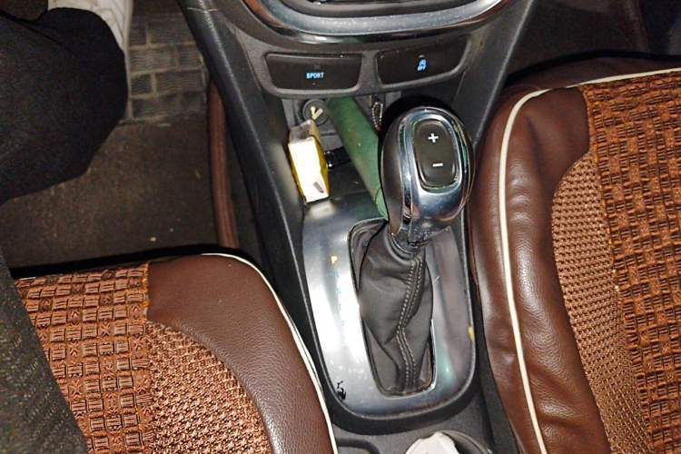 Used Buick Encore 2015 1.4T Automatic Two-Wheel Drive Urban Leading Model Gear Lever