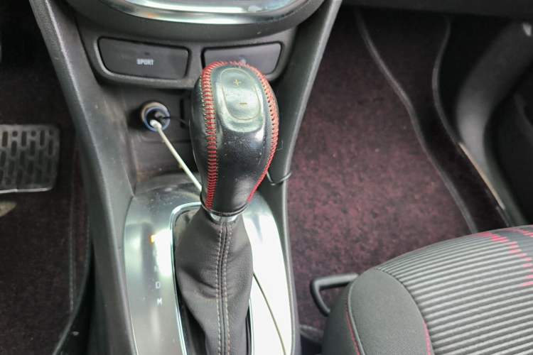 Used Buick Encore 2015 1.4T Automatic Two-Wheel Drive Urban Elite Version Gear Lever