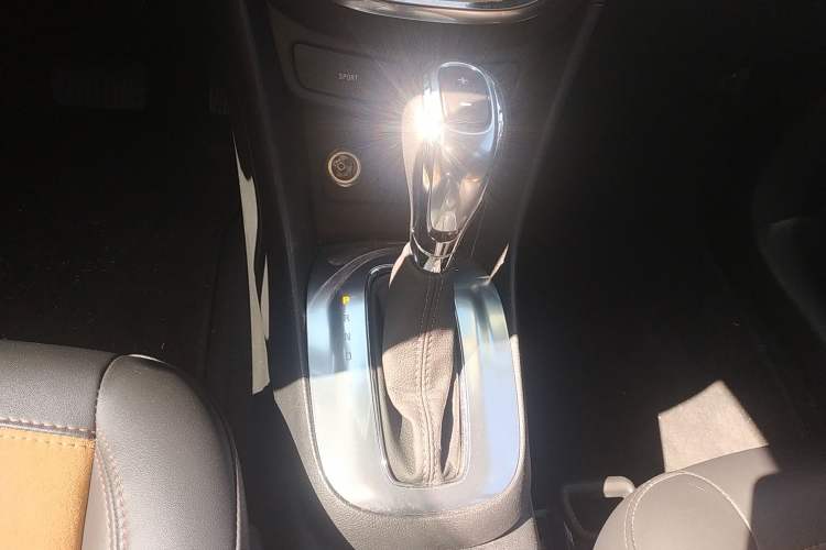 Used Buick Encore 2015 1.4T Automatic Two-Wheel Drive Urban Leading Model Gear Lever