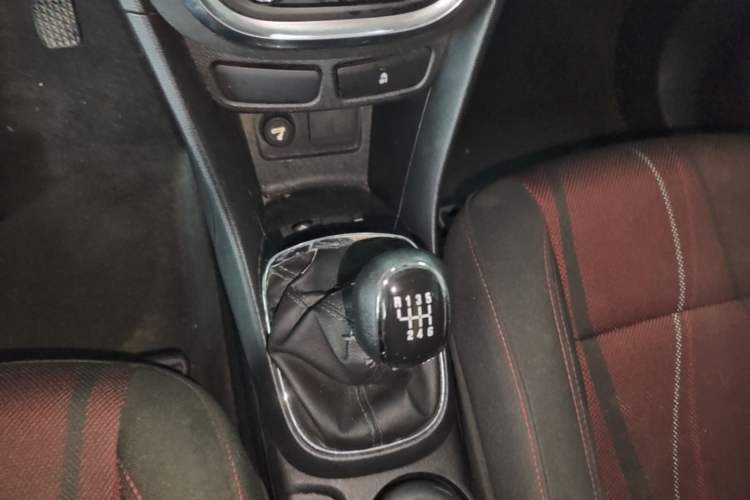 Used Buick Encore 2015 1.4T Manual Two-Wheel Drive Urban Advanced Model Gear Lever