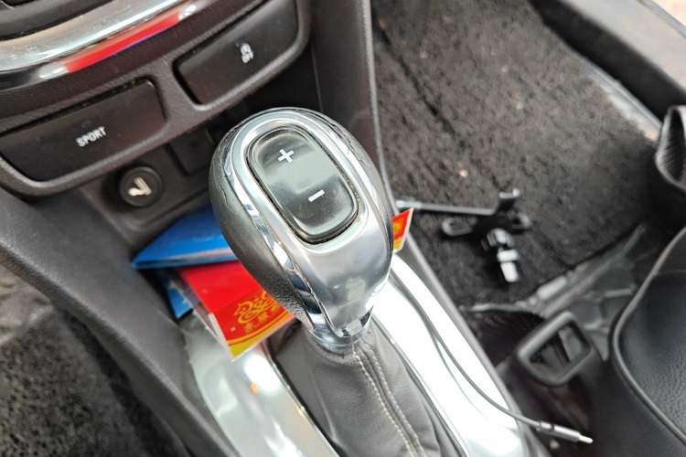 Used Buick Encore 2015 1.4T Automatic Two-Wheel Drive Urban Elite Version Gear Lever