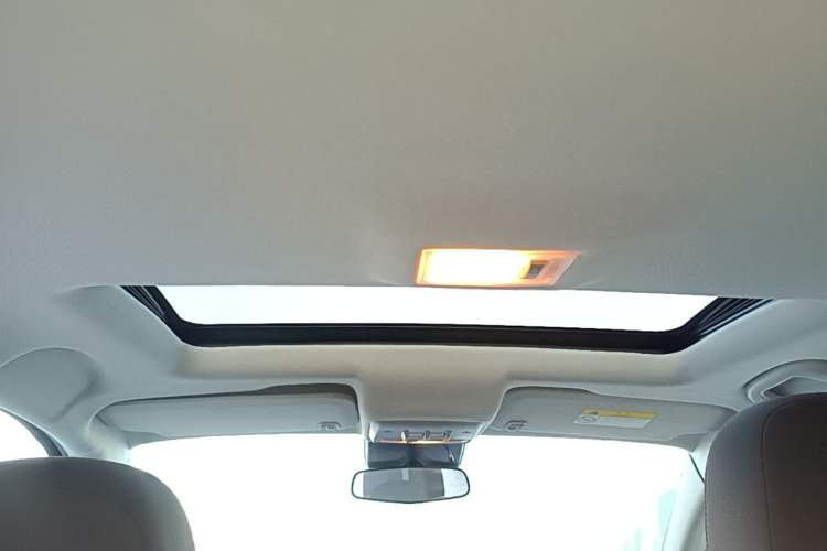 Used Buick Encore 2015 1.4T Automatic Two-Wheel Drive Urban Elite Version Headliner