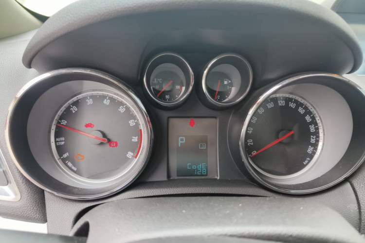 Used Buick Encore 2015 1.4T Automatic Two-Wheel Drive Urban Elite Version Instrument Cluster