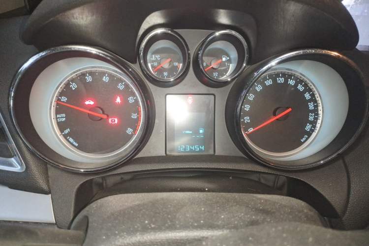 Used Buick Encore 2015 1.4T Automatic Two-Wheel Drive Urban Elite Version Instrument Cluster