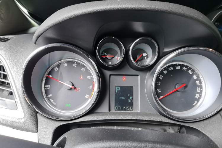 Used Buick Encore 2015 1.4T Automatic Two-Wheel Drive Urban Leading Model Instrument Cluster