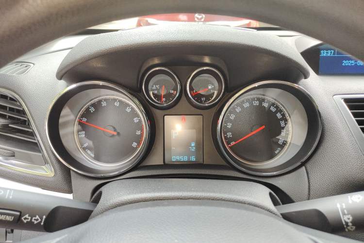 Used Buick Encore 2015 1.4T Automatic Two-Wheel Drive Urban Elite Version Instrument Cluster