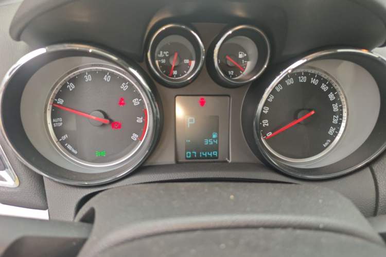 Used Buick Encore 2015 1.4T Automatic Two-Wheel Drive Urban Leading Model Instrument Cluster